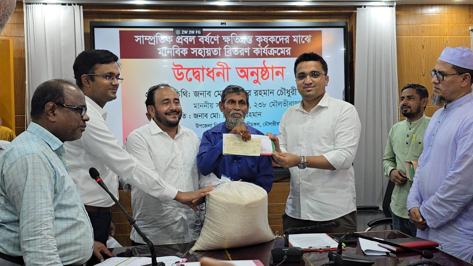 অতিবর্ষণ ও পাহাড়ি ঢলে ক্ষতিগ্রস্ত কৃষকদের মাঝে শ্রীমঙ্গলে সং...